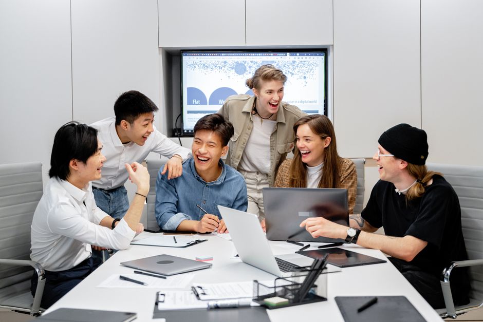 Team arbeitet an digitalen Projekten